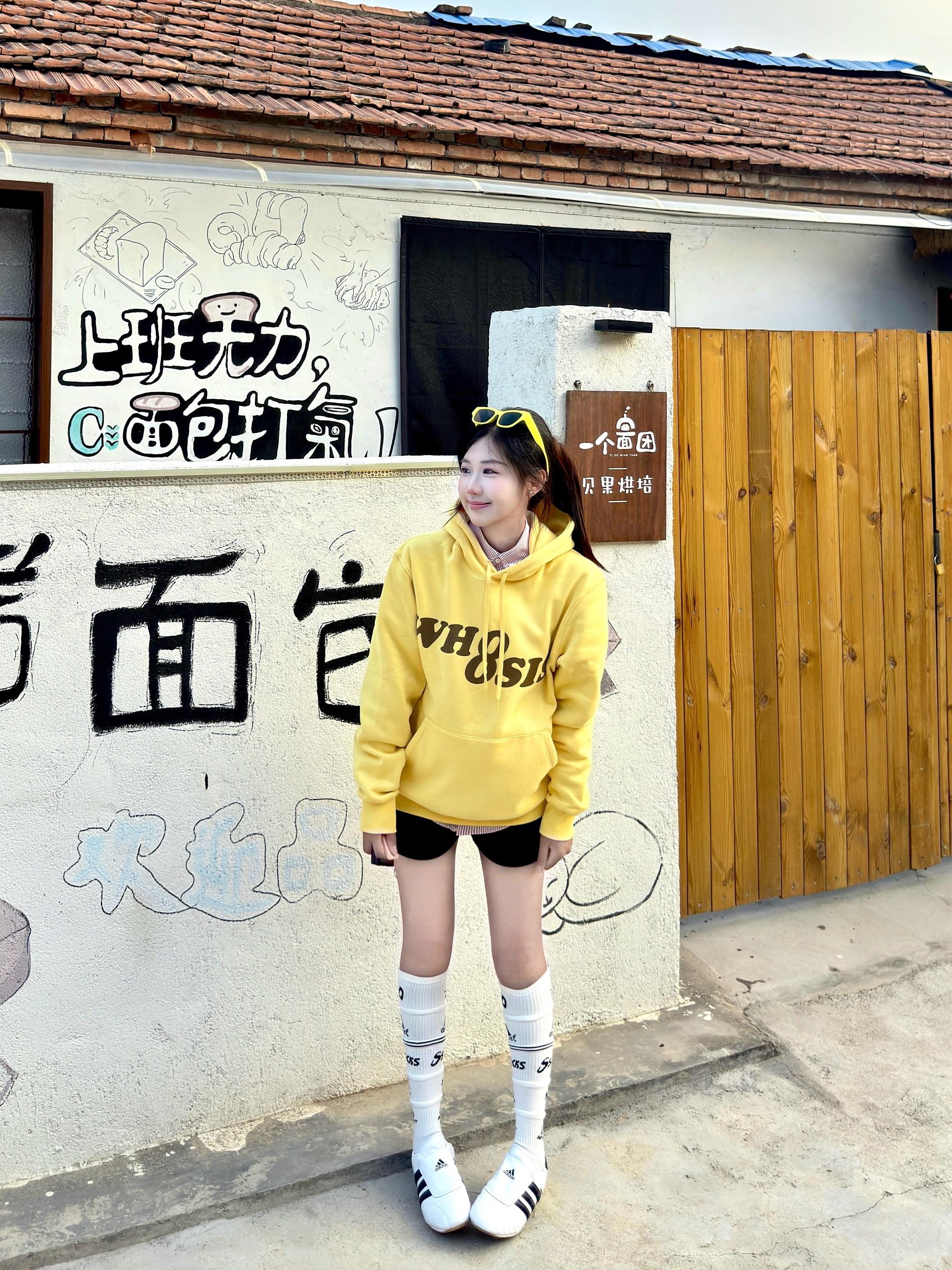 随便一套就出门🚪WHOOSIS小鸡黄卫衣元气感满满🐥
